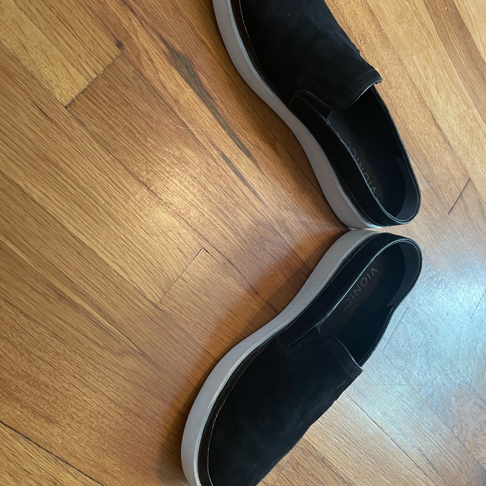 Vionic Women’s Black Slip-Ons - Picture 7 of 7